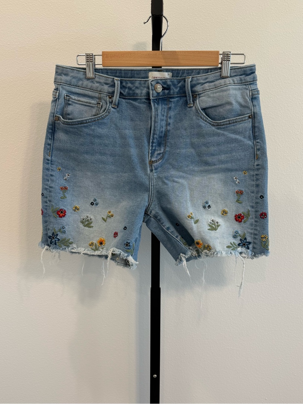 DRIFTWOOD Floral Embroidered Lulu Light Blue Denim Shorts Sz29/8